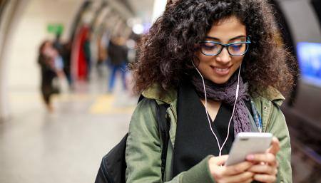 woman_train_on_phone