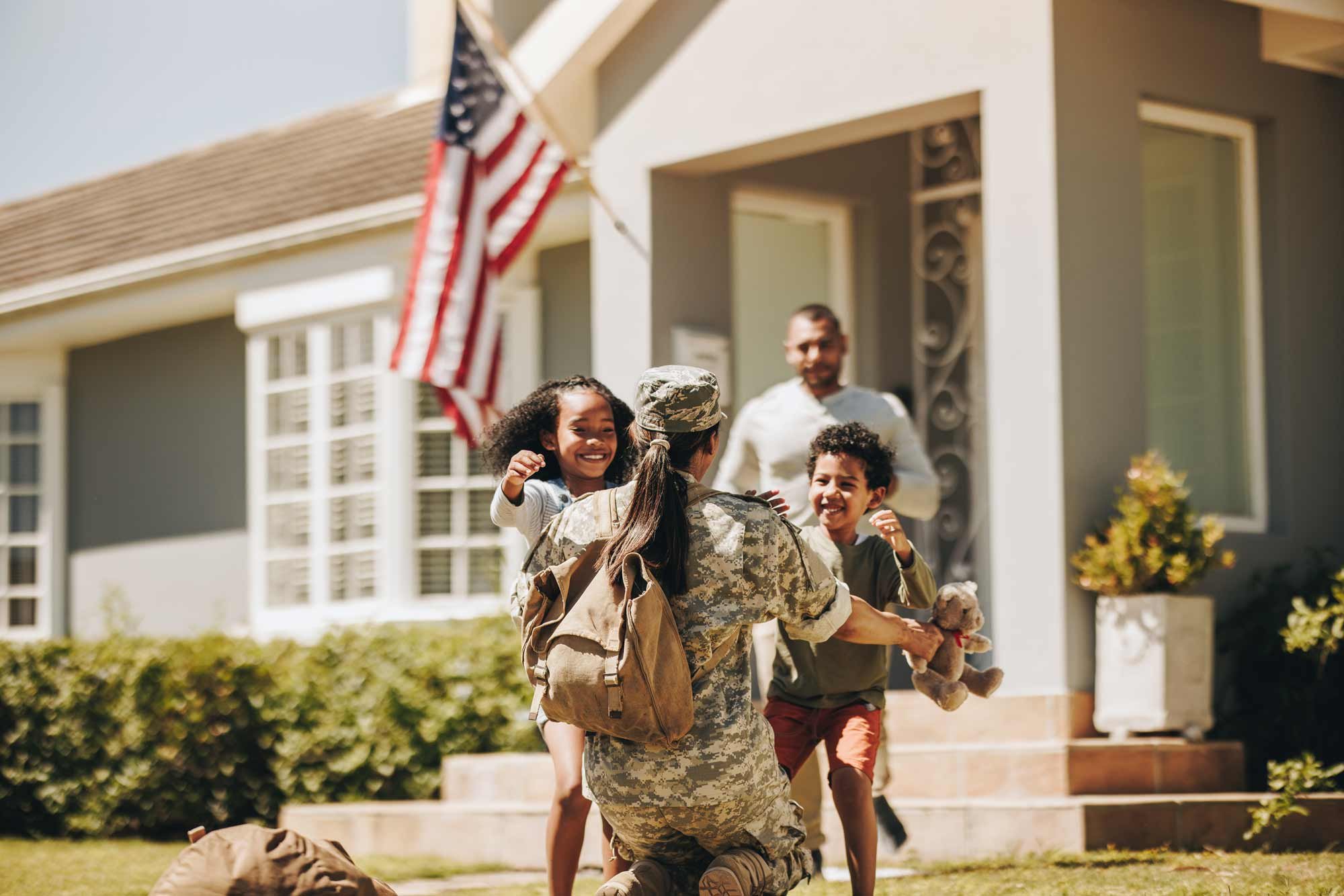 military-veteran-greeting-family